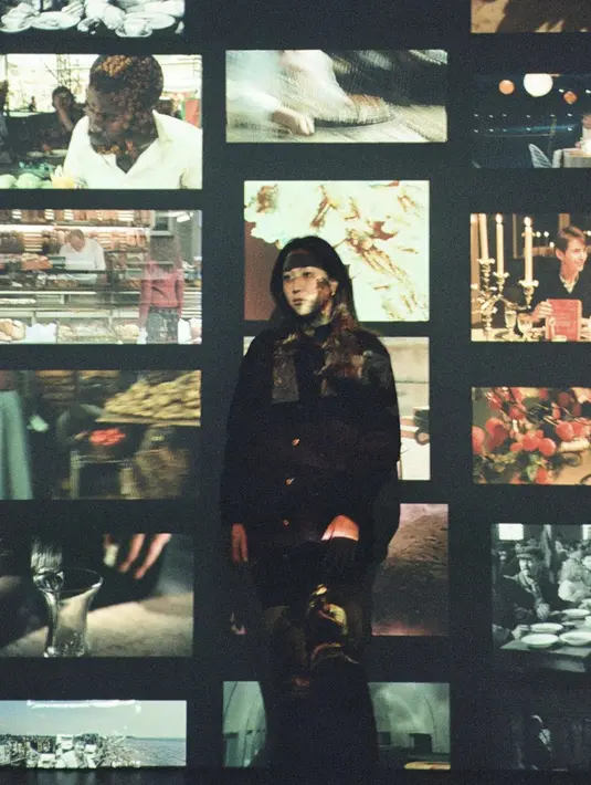 Dengan OOTD hitam, ia terlihat begitu edgy. Bahkan gayanya tampak artsy saat berfoto dengan latar yang seru.  [Foto: Instagram/ Sherina]