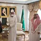 Menteri Agama Yaqut Cholil Qoumas bertemu dengan Menteri Haji dan Umrah Arab Saudi Tawfiq F. Al-Rabiah. Pertemuan berlangsung di Kantor Kementerian Haji dan Umrah, Jeddah, Arab Saudi. (Dok. Kemenag/Liputan6.com)