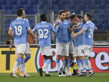 Gelandang Lazio, Marco Parolo (tengah) berselebrasi dengan rekan-rekannya usai mencetak gol ke gawang Parma pada pertandingan babak 16 besar Coppa Italia di Stadion Olimpiade Roma di Roma, Italia, Jumat (22/1/2021). Lazio menang atas Parma 2-1. (Alfredo Falcone/LaPresse via AP)