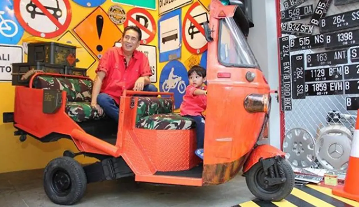 Mantan penyiar radio senior yang juga politikus Sys NS saat mengasuh cucunya bermain di atas bajaj. (Instagram/sys_ns)