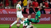 Pemain Senegal Lamine Camara (kanan) berebut bola dengan pemain Maroko Achraf Hakimi (kiri) dan Bilal El Khannouss pada laga final AFCON/Piala Afrika antara Senegal vs Maroko di Rabat, Maroko, Minggu, 18 Januari 2026. (AP Photo/Themba Hadebe)