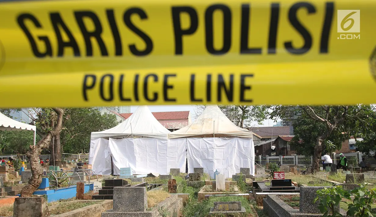 Tenda petugas forensik berdiri di sekitar makam Abi Qowi Suparto (20), yang diduga mencuri vape, di TPU Karet, Jakarta Pusat, Selasa (12/9). Polda Metro Jaya membongkar makam Abi untuk mengetahui penyebab kematian Abi. (Liputan6.com/Immanuel Antonius)