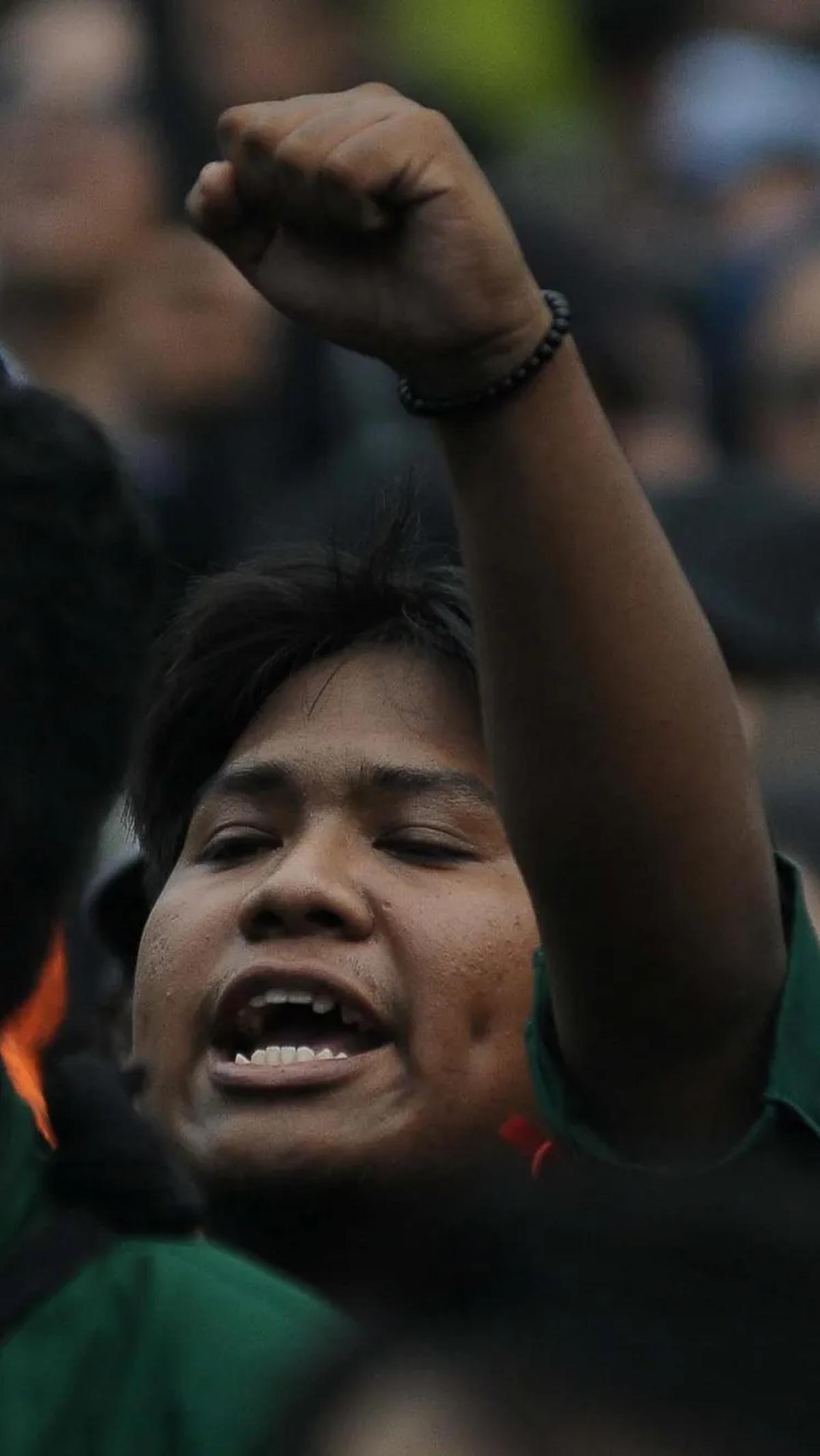 Salah satu anggota dari  Badan Eksekutif Mahasiswa Seluruh Indonesia (BEM SI) berorasi selama unjuk rasa di kawasan Patung Kuda.