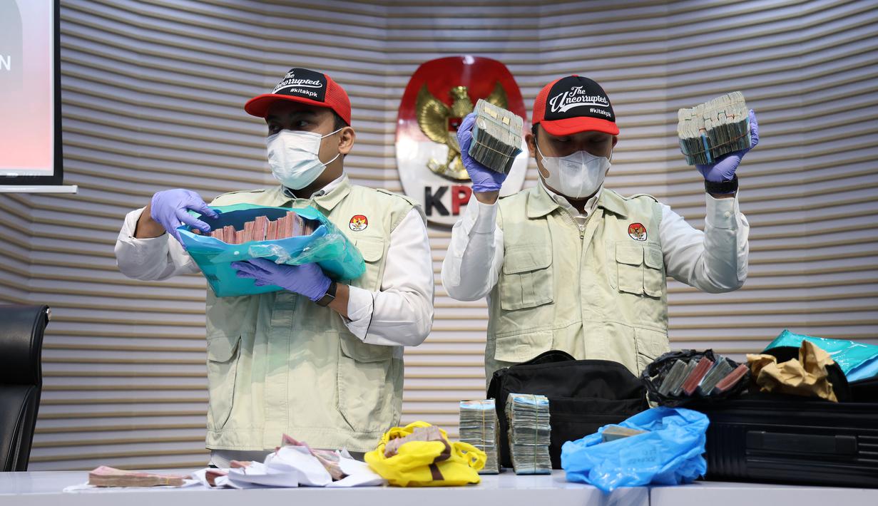 Bertempat di Gedung Merah Putih KPK, Jakarta, Rabu (11/3/2026), penyidik KPK memperlihatkan barang bukti berupa uang ratusan juta rupiah beserta dokumen dalam kasus dugaan suap yang melibatkan Bupati Rejang Lebong Muhammad Fikri Thobari. Tampak dalam foto, Penyidik Komisi Pemberantasan Korupsi (KPK) memperlihatkan barang bukti Operasi Tangkap Tangan (OTT) dugaan tindak pidana korupsi suap ijon proyek di lingkungan Pemerintah Kabupaten Rejang Lebong Provinsi Bengkulu tahun 2025-2026 di Gedung Merah Putih KPK, Jakarta, Rabu (11/3/2026). (merdeka.com/Arie Basuki)