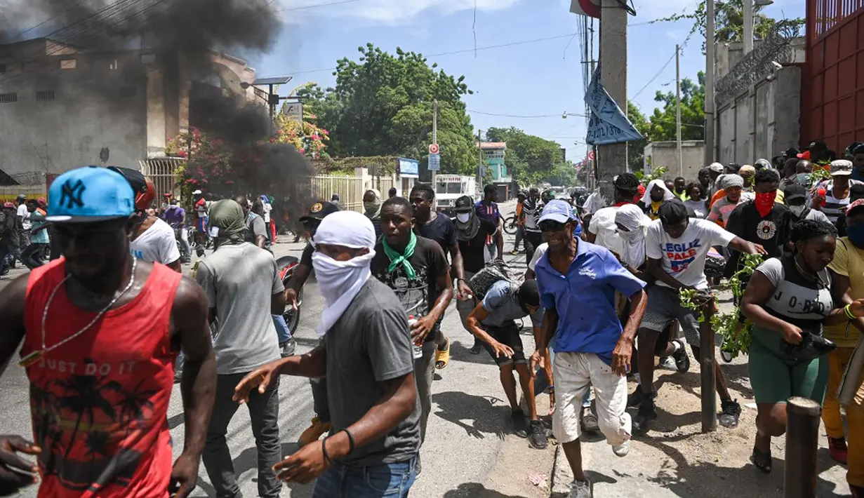 Seruan dari Human Rights Watch ini muncul ketika Haiti menunggu tanggapan dari Dewan Keamanan PBB atas permintaannya di bulan Oktober lalu, untuk segera mengirimkan pasukan bersenjata internasional untuk melawan lonjakan kekerasan dan kriminalitas yang tak mampu lagi ditangani petugas keamanan negara itu. (Richard PIERRIN/AFP)
