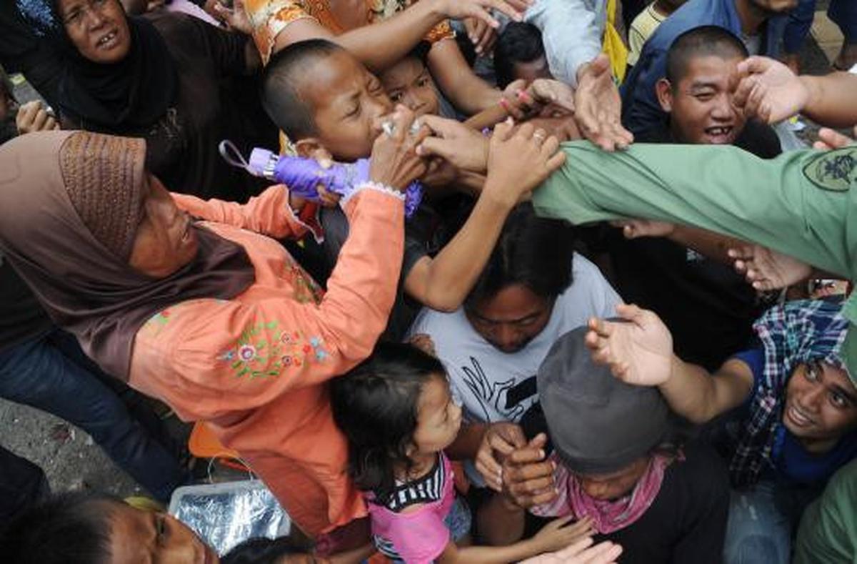 Warga berebut angpao di Vihara Dharma Bakti