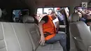 Mantan pengacara Setya Novanto, Fredrich Yunadi mengenakan rompi tahanan bersiap menaiki mobil usai diperiksa di gedung KPK, Jakarta, Sabtu (13/1). Ia mengatakan, apa yang dia lakukan selama ini semata membela kliennya. (LIputan6.com/Pool/Dedy)
