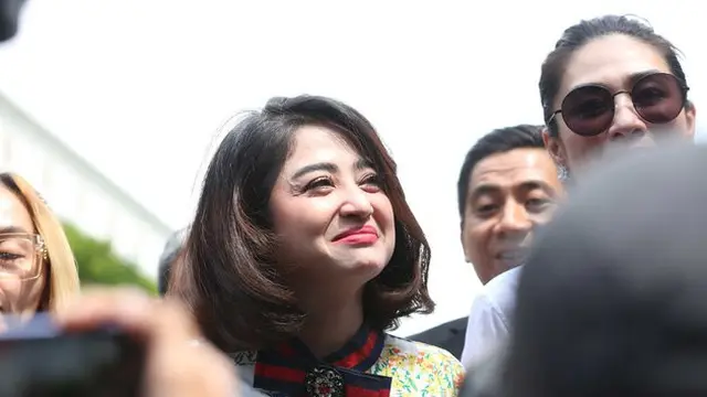 6 Potret Dewi Perssik Hadir di Sidang Cerai dengan Angga Wijaya, Mengaku Tak Gugup