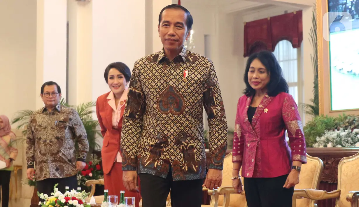 Presiden Joko Widodo atau Jokowi didampingi Ketum Kowani Giwo Rubianto Wiyogo dan Menteri PPPA, Gusti Ayu Bintang Darmavati, saat bersiap untuk membuka Kongres XXV Wanita Indonesia (KOWANI) di Istana Negara, Jakarta, Selasa (3/12/2019). (Liputan6.com/Angga Yuniar)
