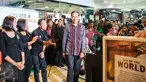 Presiden Joko Widodo (Jokowi) kembali menyambangi pusat perbelanjaan Sarinah, Jalan MH Thamrin, Jakarta, Jumat (15/1). Kunjungan singkat  tersebut guna memastikan situasi Ibukota kembali normal pasca serangan teror. (Liputan6.com/Faizal Fanani)
