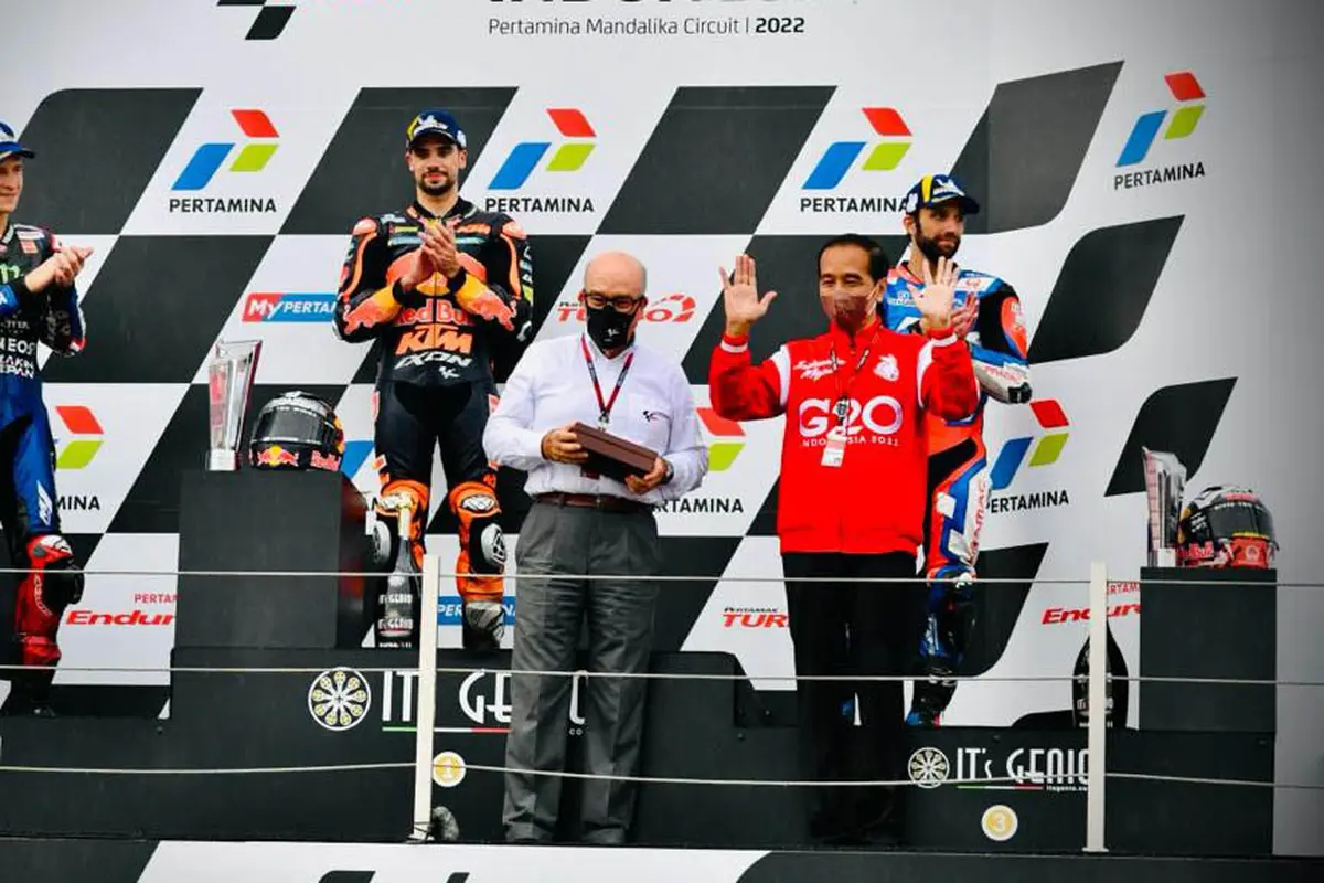 Foto: Jokowi Ditemani Ibu Iriana Hadiri Balapan MotoGP Mandalika 2022