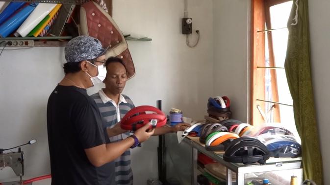 Meski belum pernah membuat helm sepeda seperti ini, Joni Hariyanto terus melatih dirinya agar bisa menghasilkan jahitan helm yang rapi dan kokoh. Kini helm desain Ucok dan jahitan Joni ini menjadi favorit banyak orang. (Foto: Liputan6.com).