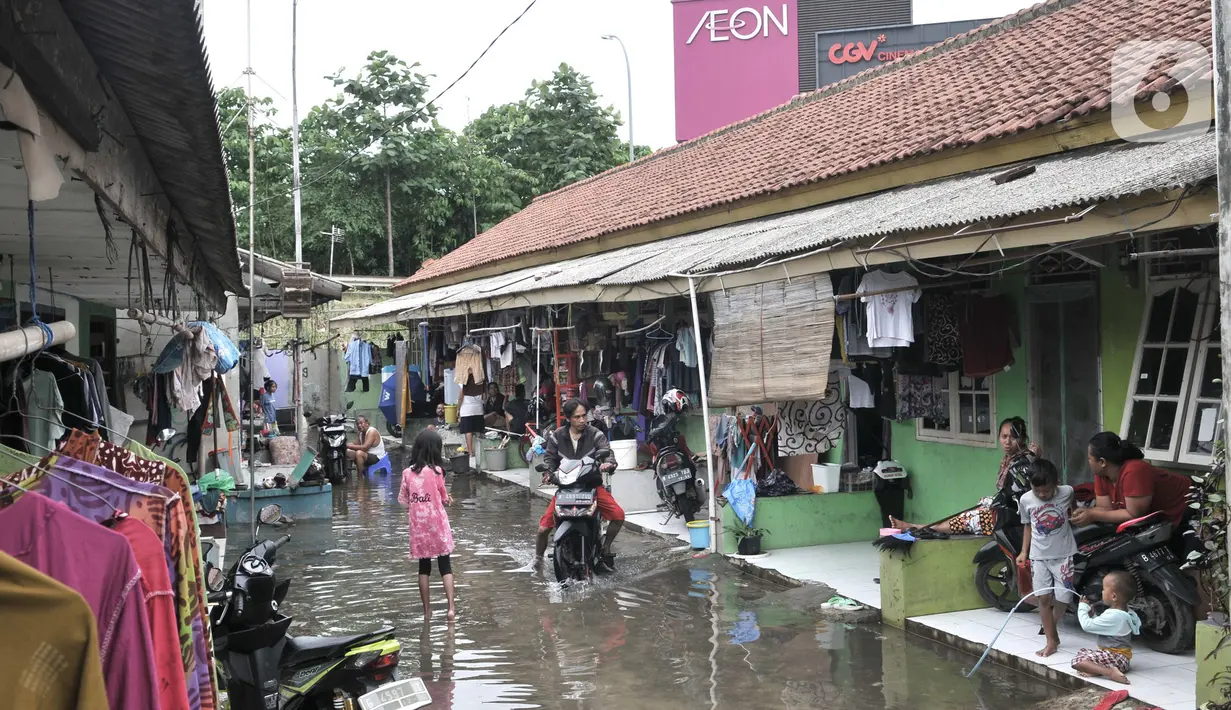 Banjir merendam permukiman warga tepat berada di belakang gedung AEON Mall Jakarta Garden City di Kayu Tinggi, Cakung, Jakarta, Selasa (25/2/2020). Aeon Mall Jakarta Garden City diserang sekelompok warga yang menuding mall sebagai penyebab permukiman mereka kebanjiran. (merdeka.com/Iqbal S Nugroho)