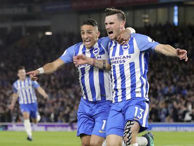 Para pemain Brighton & Hove Albion merayakan gol Pascal Gross (kanan) ke gawang Manchester United pada lanjutan Premier League di AMEX Stadium, Brighton, (4/5/2018). MU kalah 0-1 dari Brighton. (Gareth Fuller/PA via AP)