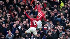 Pemain Manchester United, Benjamin Sesko dan Matheus Cunha, melakukan selebrasi setelah mencetak gol ke gawang Aston Villa di pekan ke-30 Liga Inggris 2025/2026 di Old Trafford, Minggu (15/03/2026) malam WIB. (AP Photo/Dave Thompson)