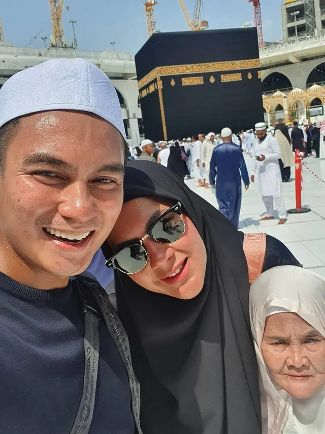 Bak Nenek Kandung, Ini 6 Potret Kedekatan Baim Wong dan Nenek Iro