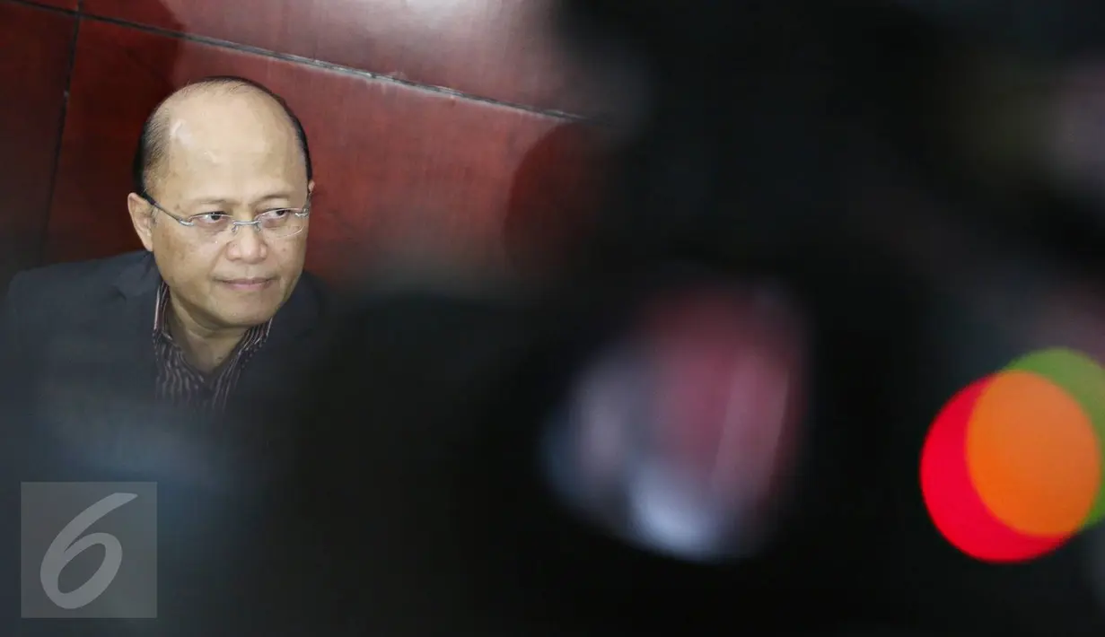 Mario Teguh mendengarkan pertanyaan wartawan terkait perseteruan dengan Ario Kiswinar Teguh, Jakarta, (10/10). Mario Teguh menyatakan dirinya tidak pernah mengelak bahwa Kiswinar adalah anaknya saat menikah dengan Aryani. (Liputan6.com/Immanuel Antonius)
