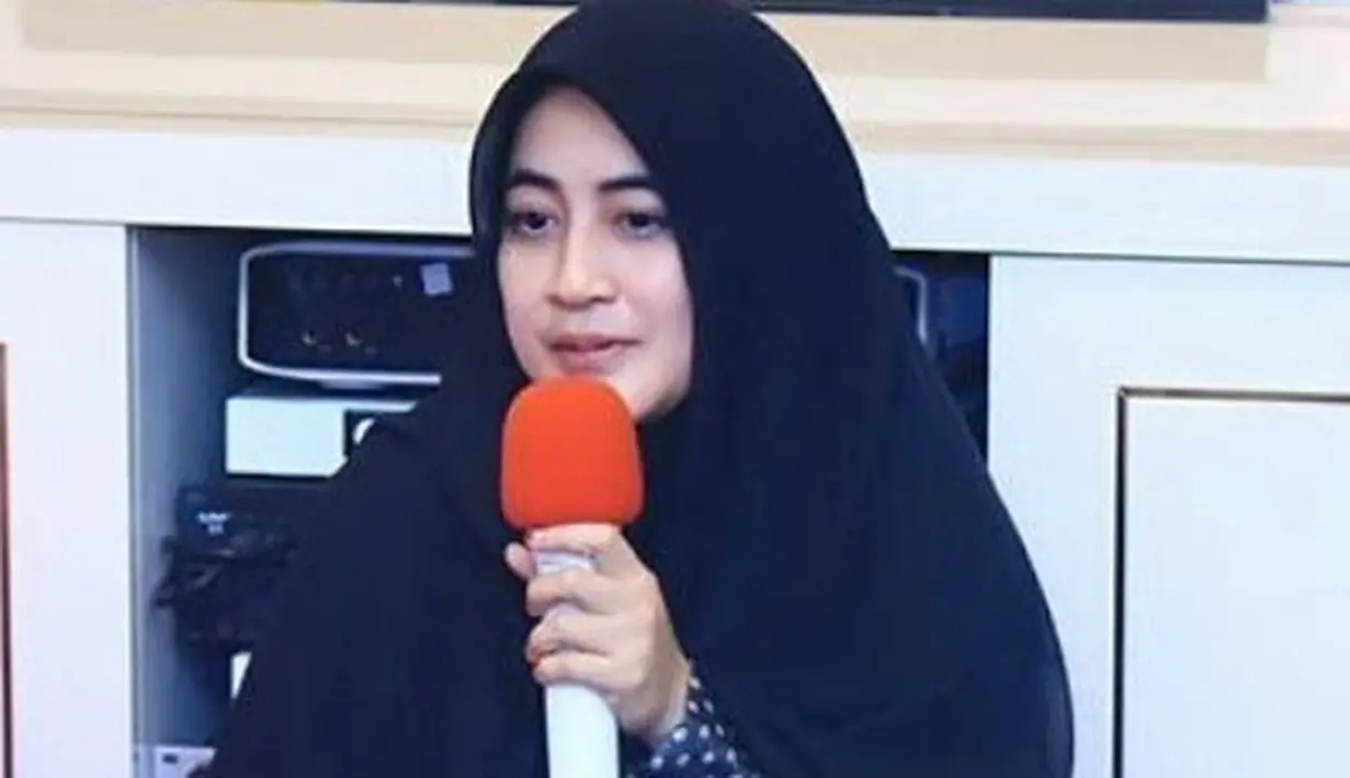 Di film terbarunya, Umi Pipik memang tak memakai cadar. Bukan sengaja dilepas lagi, namun ternyata Umi Pipik punya alasannya tersendiri. Menurut penjelasannya, syuting ini dilakukan sebelum ia bercadar. (Instagram/umi.pipik)