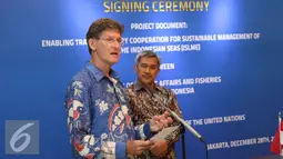 Kepala Perwakilan FAO untuk Indonesia dan Timor Leste, Mark Smulders memberi keterangan jelang penandatanganan proyek kerjasama dengan KKP di Jakarta, Rabu (28/12). Proyek ini penerapan pendekatan ekosistem. (Liputan6.com/Helmi Fithriansyah)