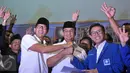 Cagub-Cawagub DKI Jakarta, Anies-Sandi bersama Ketua DPW PAN, Eko Hendro Purnomo saat deklarasi di GOR Jakarta Utara, Sabtu (18/3). DPW PAN DKI Jakarta deklarasikan dukungan untuk Anies-Sandi sebagai Cagub-Cawagub DKI Jakarta. (Liputan6.com/Yoppy Renato)