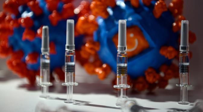 Kandidat vaksin Sinovac Biotech LTD untuk virus corona Covid-19 terlihat dipajang dalam Pameran Internasional China untuk Perdagangan Jasa (CIFTIS) di Beijing pada 6 September 2020. Untuk pertama kalinya, China akhirnya resmi memamerkan produk dalam negeri vaksin COVID-19. (NOEL CELIS/AFP)