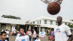 Pebasket NBA asal klub Charlotte Hornets, Marvin Williams, memberikan pelatihan kepada penyandang disabilitas di Lapangan YPAC, Jakarta Selatan, Kamis (25/8/2016). Pelatihan ini dalam rangkaian kegiatan Junior NBA. (Bola.com/Vitalis Yogi Trisna)