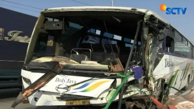 Kecelakaan terjadi karena bus mengalami pecah ban saat melaju dengan kecepatan tinggi.