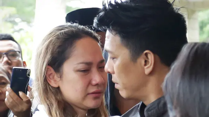 Pelukan Hangat Ariel Noah Untuk Bunga Citra Lestari Usai Ashraf Sinclair Dikebumikan Entertainment Fimela Com