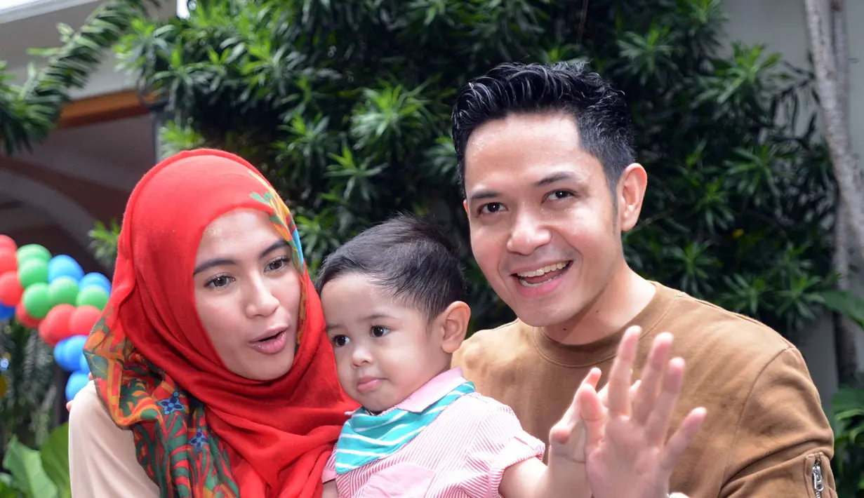 "Repot tapi bikin kita belajar dan happy, bahan belajar baru. Dia lagi senang mengekspresikan yang dirasakan, kalau ngambek dan gemas selalu bilang ih," jelas Dude Harlino. (Nurwahyunan/Bintang.com)