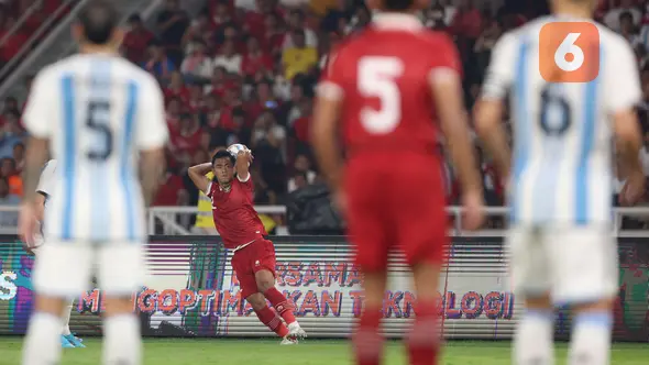 <p>Pemain Timnas Indonesia,&nbsp;Pratama Arhan (tengah), melakukan lemparan bola kedalam&nbsp;saat pertandingan FIFA Matchday 2023 melawan Timnas Argentina di Stadion Utama Gelora Bung Karno, Jakarta, Senin (19/6/2023). (Bola.com/Bagaskara Lazuardi)</p>