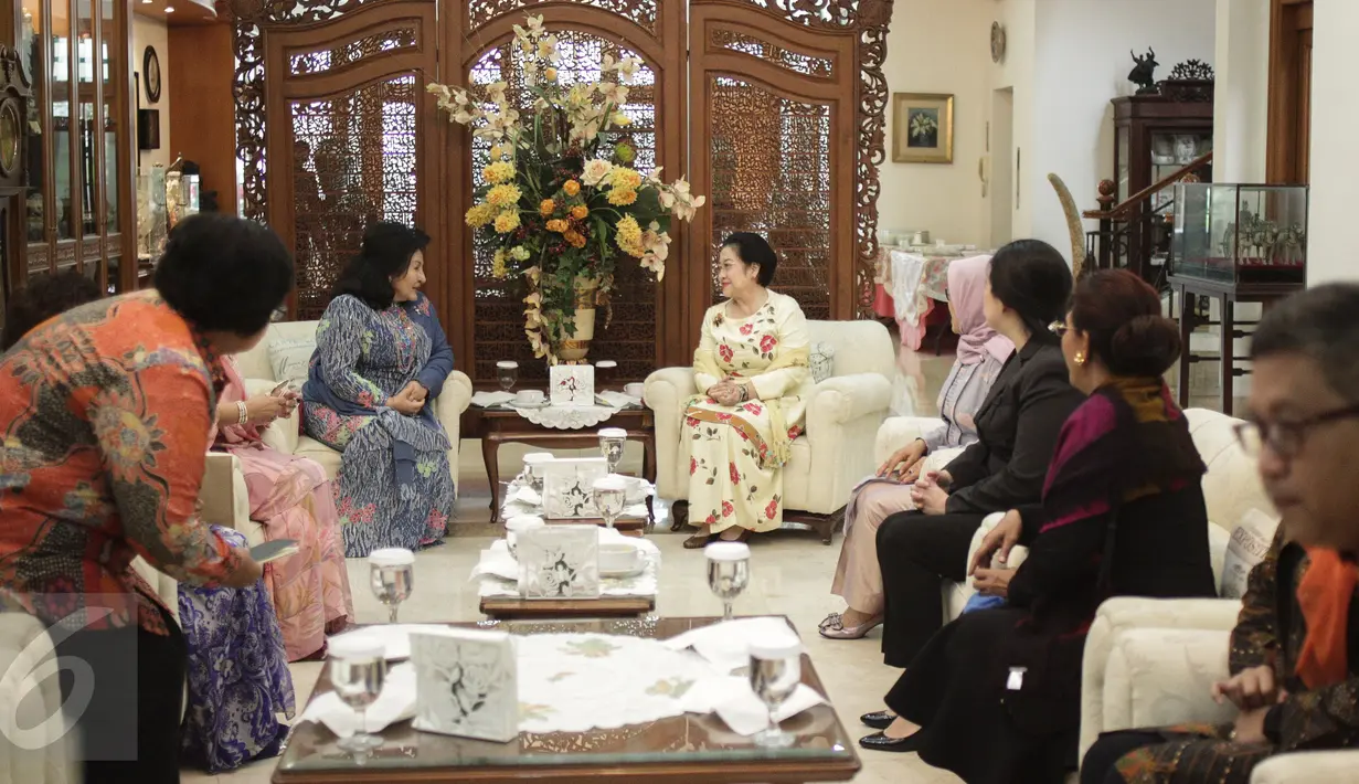 Presiden ke-5 RI Megawati Soekarnoputri didampingi beberapa menteri kabinet kerja mengadakan pertemuan dengan istri PM Malaysia Najib Razak, Rosmah Mansor di kediaman Megawati, Jalan Teuku Umar, Jakarta Pusat, Selasa (7/3). (Liputan6.com/Faizal Fanani)