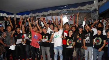 Puluhan slankers Indonesia mendukung revolusi mental yang diusung Jokowi-JK di markas Slank, Jakarta, Kamis (26/6/14). (Liputan6.com/Miftahul Hayat)