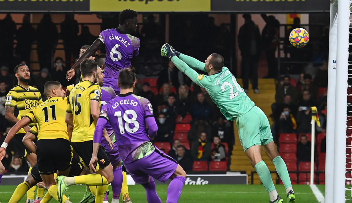 Davinson Sanchez. Bek tengah Tottenham Hotspur ini mencetak gol tunggal timnya ke gawang tuan rumah Watford via tandukan kepala pada menit ke-95 plus 44 detik dalam laga di Vicarage Road Stadium, 1 Januari 2022. Gol tersebut membuat laga berakhir 1-0 untuk kemenangan The Lilywhites. (AFP/Glyn Kirk)
