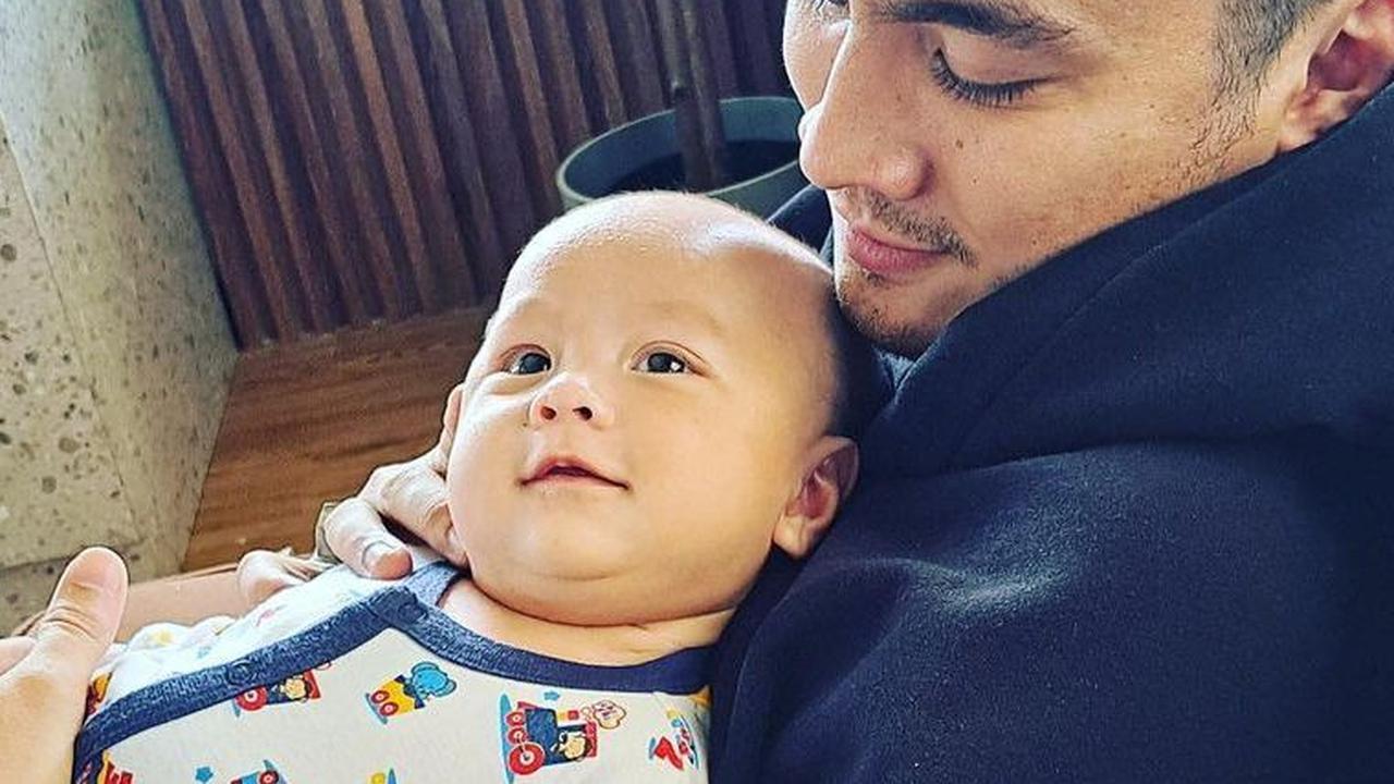 Jadi Sorotan, Intip Potret Rendy Kjaernett Momong Ketiga Anaknya