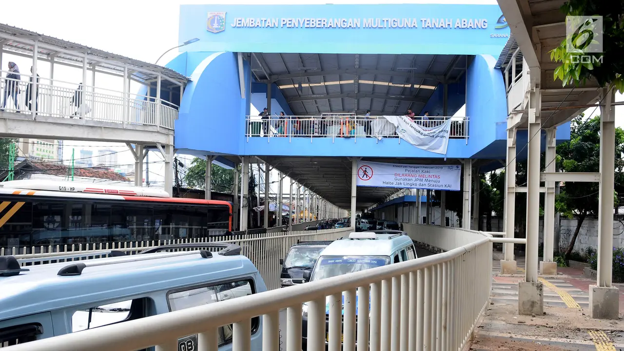 Mulai Hari Ini, Pejalan Kaki Dilarang Lewati Bawah Skybridge Tanah Abang