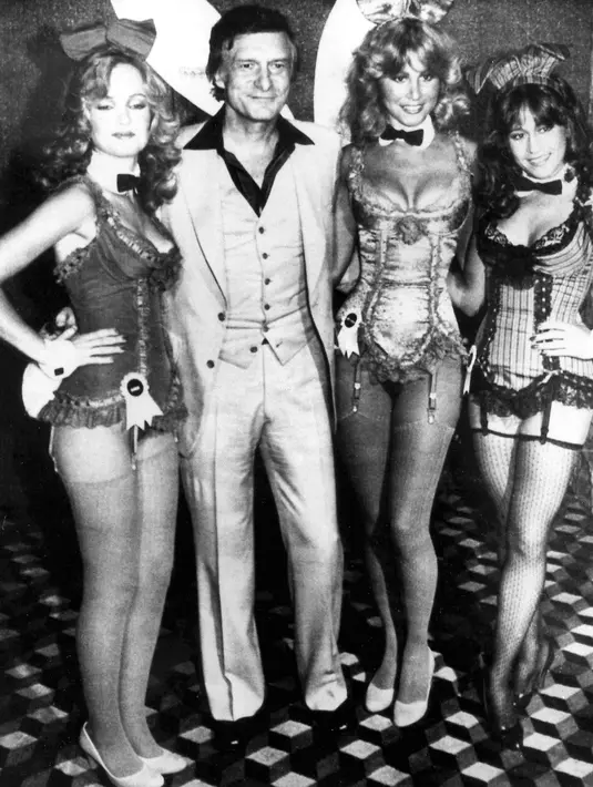 Hugh Hefner berpose dengan tiga Playmate saat peragaan kostum kelinci di Los Angeles, California, pada 10 Juli 1980. Hefner menikah tiga kali dan memiliki empat orang anak dari pernikahan pertama dan kedua. (AP Photo/Reed Saxon)