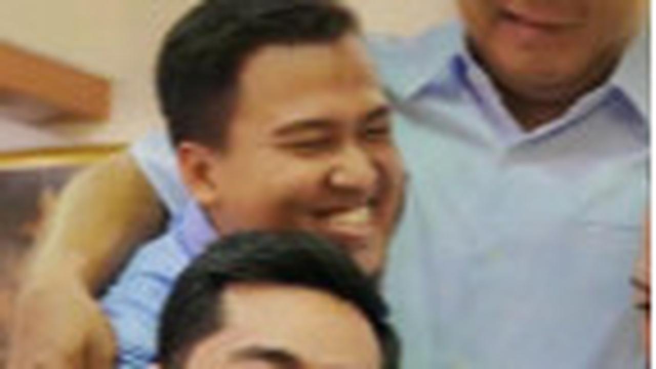 Pelukan Sayang Tiga Sekpri Ganteng ke Prabowo, Ekspresi Mayor Teddy Bikin Salfok