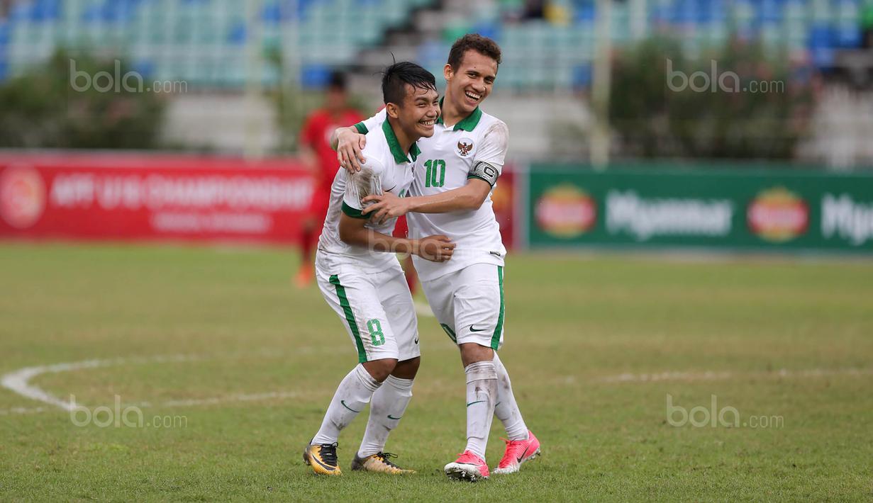 Pemain Indonesia U-19, Egy Maulana Vikri, melakukan selebrasi usai menjebol gawang Myanmar pada laga Piala AFF U-18 di Stadion Thuwunna, Minggu (17/9/2017). Egy Maulana menjadi top skorer Piala AFF U-18 dengan delapan gol. (Liputan6.com/Yoppy Renato)