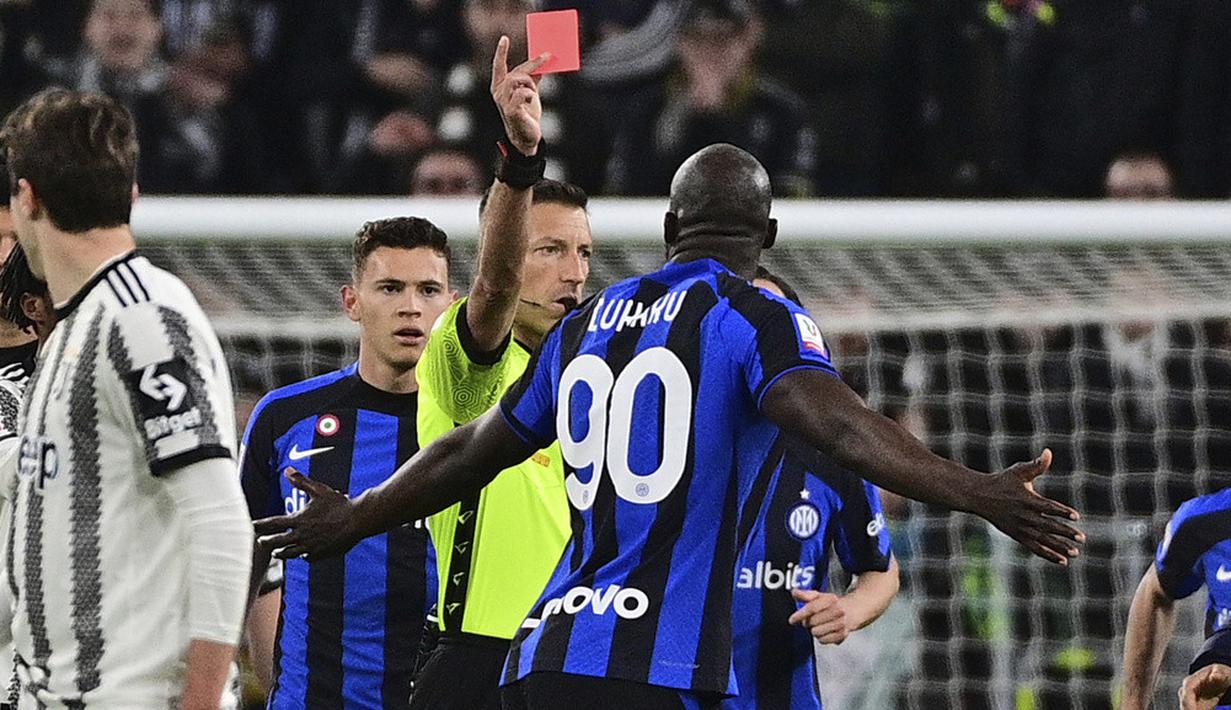 <p>Jelang laga usai, terjadi keributan antara pemain kedua tim. Wasit Davide Massa mengeluarkan Romelu Lukaku dengan kartu kuning kedua. Kemudian, wasit juga memberikan kartu merah untuk kiper Inter Samir Handanovic dan gelandang Juventus Juan Cuadrado. (Marco Alpozzi/LaPresse via AP)</p>