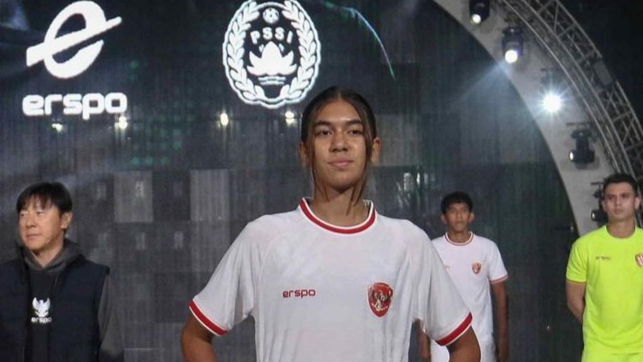 Selain memamerkan jersey merah, Timnas Indonesia juga memperkenalkan yang berwarna putih dengan list merah di bagian leher dan kedua lengan jersey tersebut. Foto: Liputan6.com / Herman Zakharia