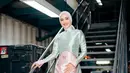 Busananya memadukan siluet beskap dengan ekor panjang yang dramatis. Karya @dimassinggih itu kemudian dipadukan dengan rok panjang berpotongan lurus dan dihiasi bordir warna pink muda. [@cutsyifaa].