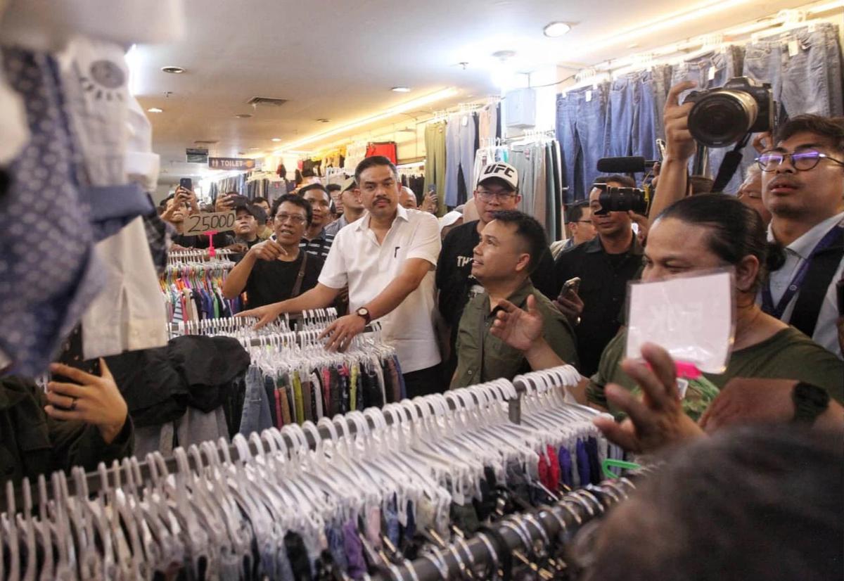 FOTO: Menteri UMKM Tinjau Aktivitas Thrifting di Pasar Senen, Pedagang Sampaikan Aspirasi