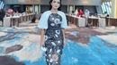 Koleksi dress batik Krisdayanti lainnya, kali ini rancangan Ivan Gunawan dengan lengan balon yang selalu on trend  (Instagram @krisdayantilemos)
