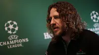 Legenda Barcelona, Carles Puyol, saat interview eksklusif dengan Bola.net di Jakarta, Senin (11/3). Pesepak bola dengan posisi bek itu datang ke Indonesia untuk UEFA Champions League Trophy Tour. (Bola.com/Vitalis Yogi Trisna)