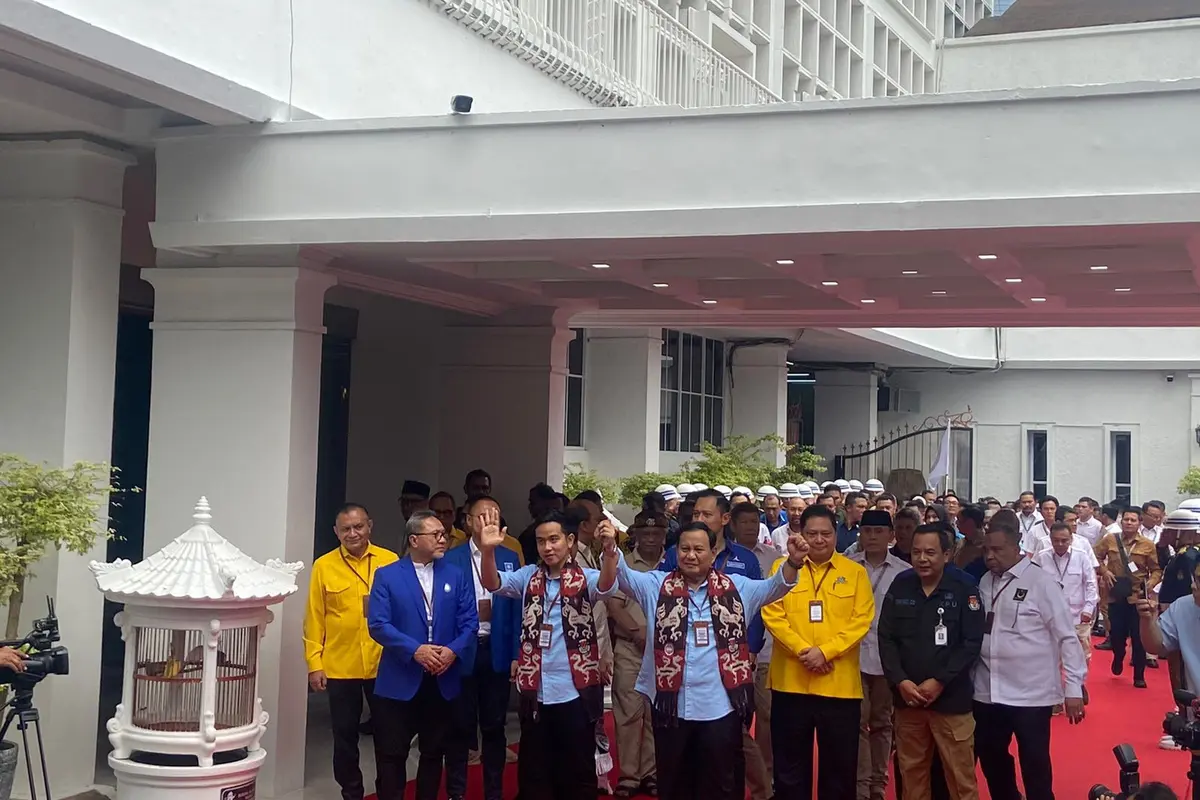 Pasangan bacapres dan bacawapres Koalisi Indonesia Maju (KIM) Prabowo Subianto dan Gibran Rakabuming Raka tiba di kantor komisi pemilihan umum (KPU), Rabu (25/10/2023)