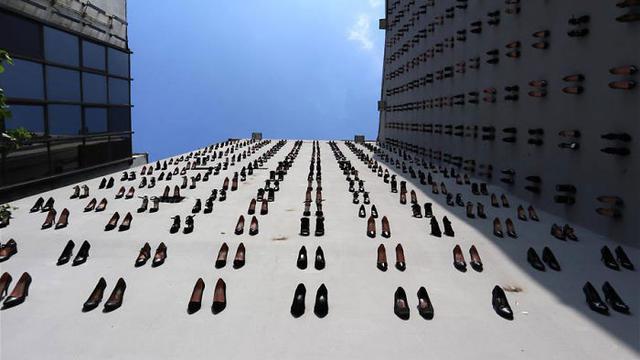 Seniman Ini Hiasi Dinding dengan 440 Pasang Sepatu, Alasan di Baliknya Bikin Terenyuh