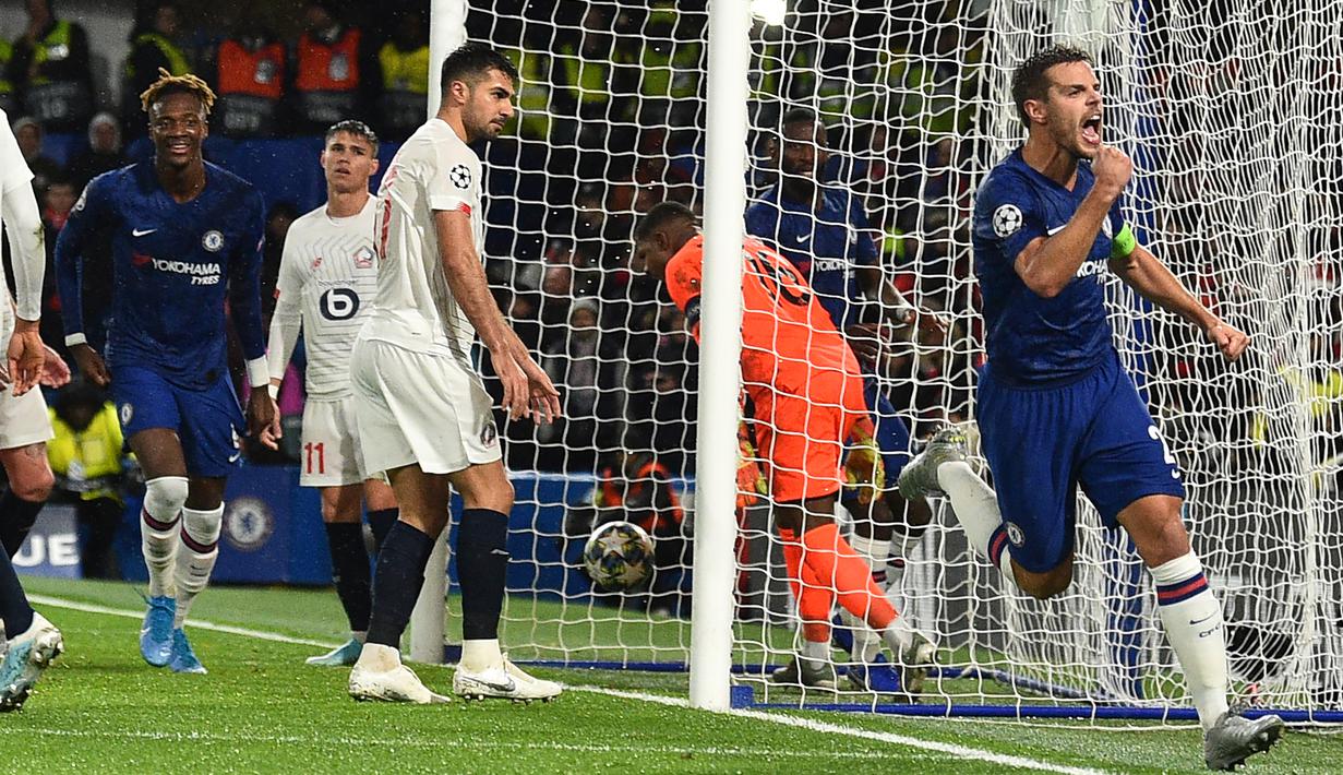 Pemain Chelsea Cesar Azpilicueta (kanan) mencetak gol ke gawang Lille pada pertandingan Grup H Liga Champions di Stadion Stamford Bridge, London, Inggris,  Selasa (10/12/2019). Chelsea menang 2-1 dan lolos ke babak 16 besar Liga Champions. (AP Photo/Thanassis Stavrakis)