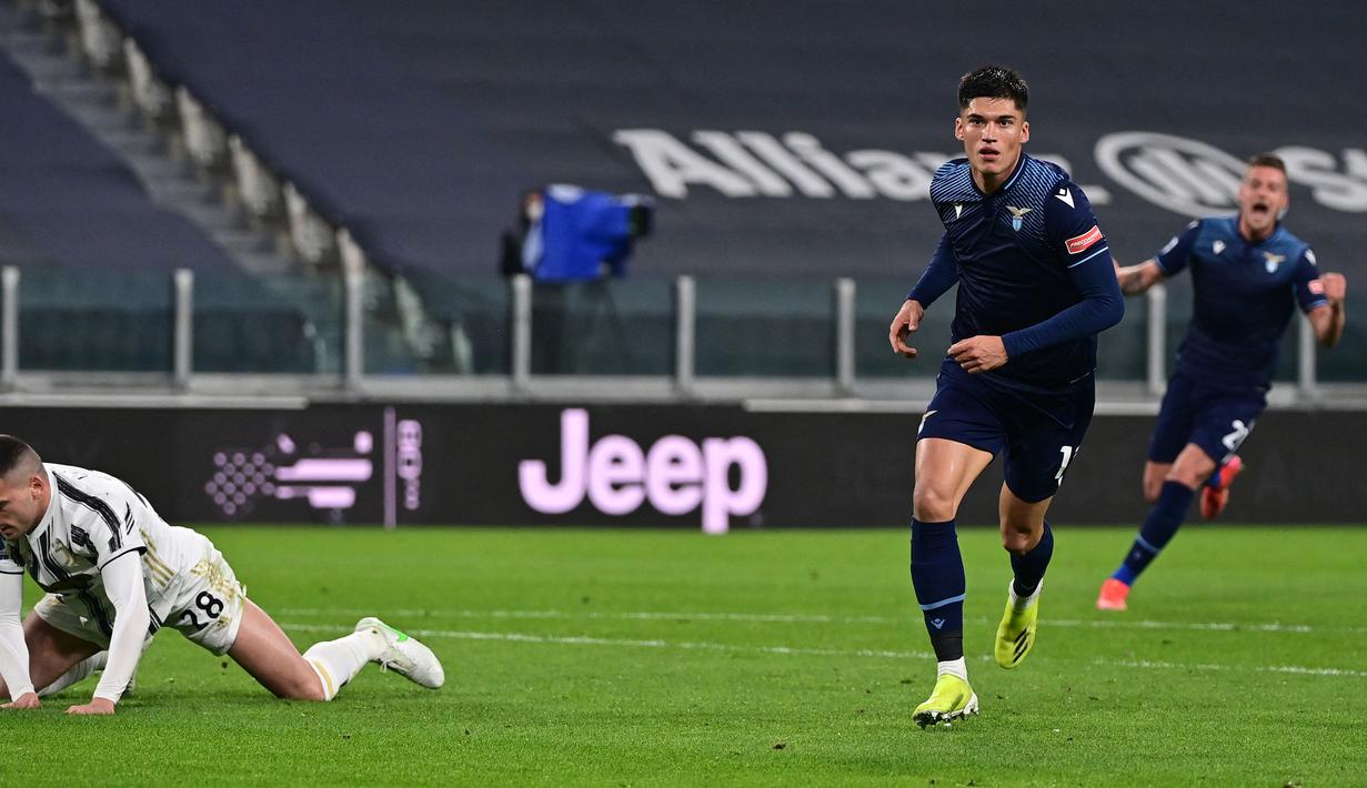 Striker Lazio, Joaquin Correa melakukan selebrasi usai mencetak gol ke gawang Juventus dalam laga lanjutan Liga Italia 2020/21 di Allianz Stadium, Turin, Sabtu (6/3/2021). Lazio kalah 1-3 dari Juventus. (AFP/Miguel Medina)