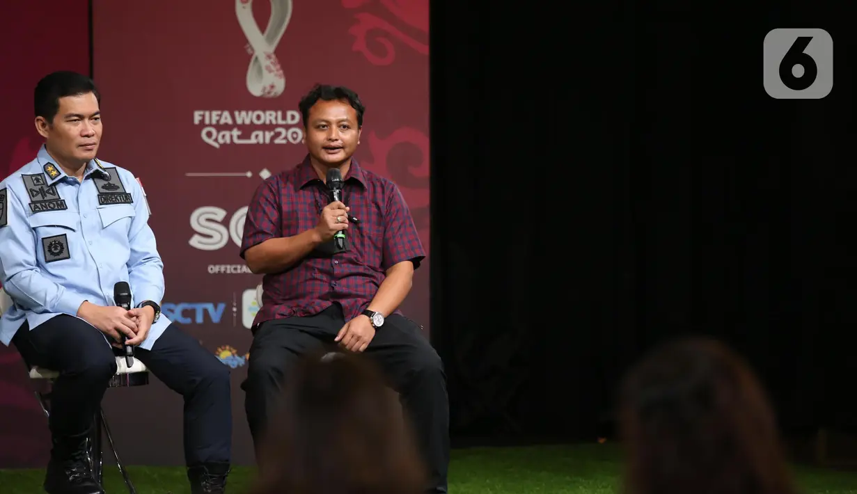 Kanit Tipidter Bareskrim Polri, Kompol Wisnu Hadi (kanan) menjadi narasumber dalam Press Conference FIFA World Cup 2022 Privacy, Public Viewing Rights & Regulations di Studio 8 Emtek, Jakarta, Kamis (23/6/2022). (Liputan6.com/Faizal Fanani)