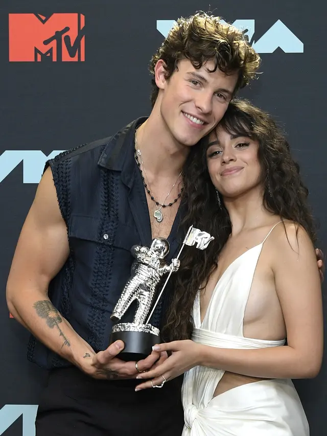 Momen Mesra Shawn Mendes dan Camila Cabello di Panggung MTV VMA 2019